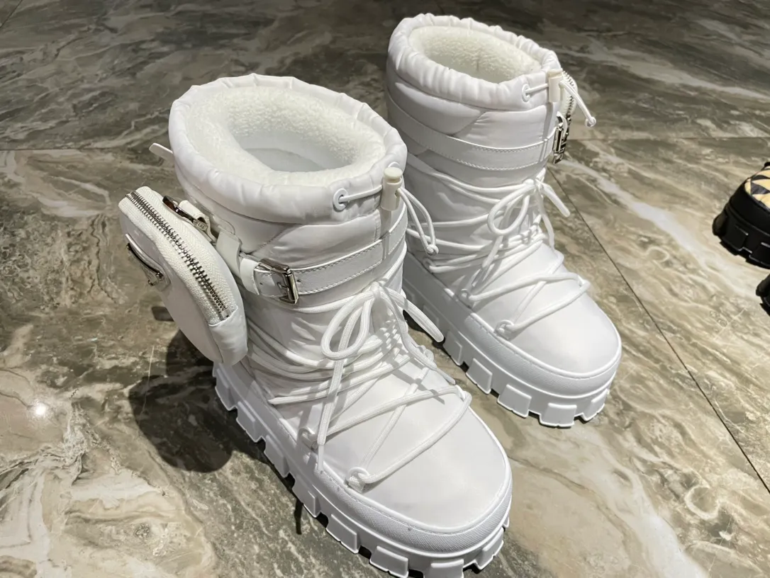 👟👟Ex-factory price 760👟👟 The highest version on the market, Prada's king style, snow boots, ski boots, fat and cute, so cute →_→ From the Prada limited series, unique. Shiny nylon Oblique upper with criss-cross straps for an ideal fit. The boots are made of technical fabric and have a short-cut version. They can be worn in the city or in the mountains. They make the calves slimmer, taller, warmer and have a concave shape. The boots and soles use the original waterproof effect. The size is 35-40. 41Customized